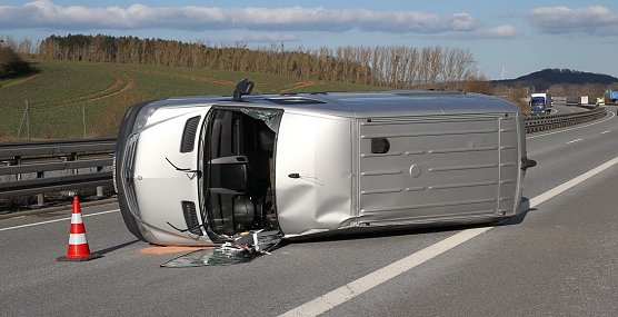 Reifenplatzer f&uuml;hrt zu Unfall (Foto: S. Dietzel)