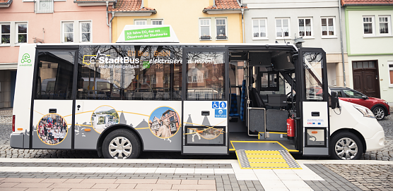Elektrisierend mobil: Mit diesem StadtBus-Unikat sind Fahrg&auml;ste in der Kurstadt CO2-frei unterwegs. (Foto: Eichsfeldwerke GmbH)
