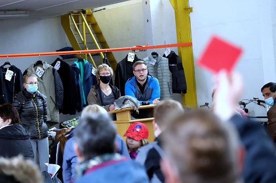 Auktionator Marcus D&uuml;sel hatte mit seinen Kolleginnen Edith Schr&ouml;ter (Mitte) und Annabell B&auml;nder alle H&auml;nde voll zu tun, die vielen Gebote im Auge zu behalten. Am Ende kam die stolze Summe von 1249 Euro zusammen.  (Foto: Ren&eacute; Wei&szlig;bach)