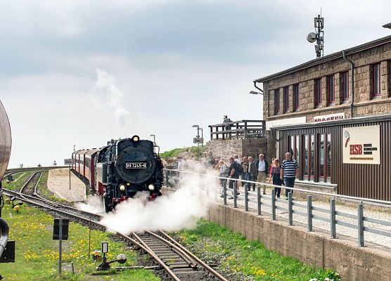 Der Brockengipfel ist wieder per Dampfzug erreichbar: Um 10:36 Uhr traf hier heute Vormittag die erste Fahrt nach 219 Tagen Coronapause ein.  (Foto: HSB/Heide Baumg&auml;rtner)