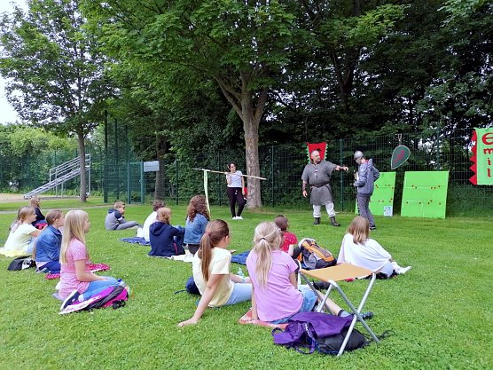 &Uuml;berraschungsgast Michael Kirchschlager unterhielt die Kinder mit Wissen &uuml;ber das Mittelalter und Ausz&uuml;gen aus seinem aktuellen Kinderbuch. (Foto:  Elke R&auml;uber/Bibliothek Leinefelde)