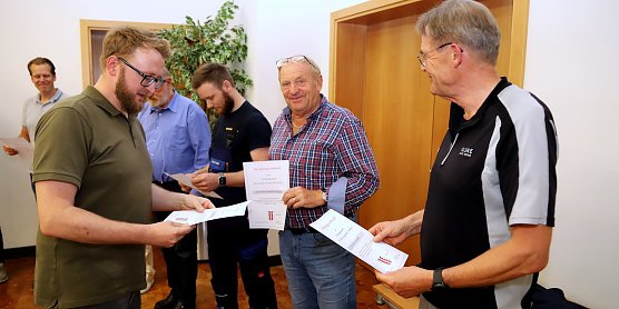 &Ouml;TK-Mitarbeiter Matthias Fahrig &uuml;berreichte den naturbegeisterten Ehrenamtlern ihre Ernennungsurkunden (Foto: Ren&eacute; Wei&szlig;bach)
