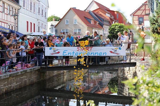 Viel Spa&szlig; beim beliebten Entenrennen haben vor allem die Kinder. Auf die Besitzer der schnellsten Plastikv&ouml;gel warten am Ende tolle Preise. (Foto: Ren&eacute; Wei&szlig;bach)