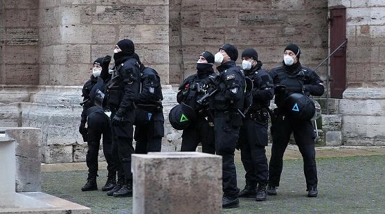 Th&uuml;ringer Polizei im Einsatz bei Protestaktionen gegen Coronama&szlig;nahmen (Foto: S.Dietzel)