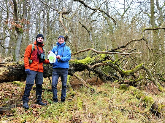 Waldbesitzer Maik Engelhardt und der Koordinator des NABU-Luchsprojektes, Silvester Tam&aacute;s im Wald bei Nordhausen (Foto: NABU Th&uuml;ringen)