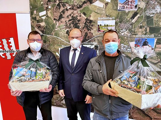 B&uuml;rgermeister Marko Grosa dankt Hilfstransport-Fahrern Marcus Napp und Thomas Kersting (Foto: Leinefelde-Worbis)