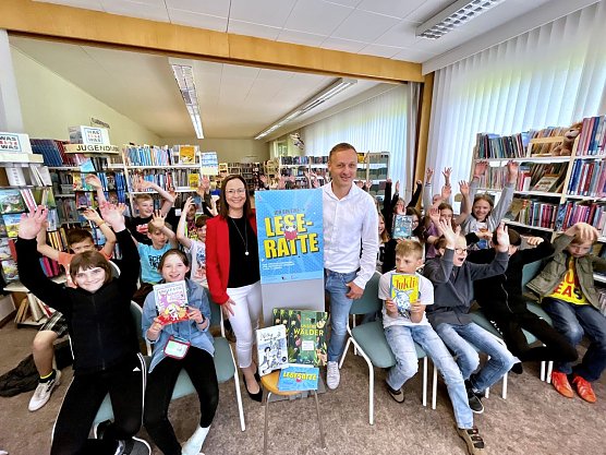 Die F&uuml;nftkl&auml;ssler der &ouml;rtlichen Konrad-Hentrich-Schule hatten in der Leinefelder Bibliothek viel Spa&szlig;. Mit im Bild: Sibylle Hildebrandt (Kreissparkasse) und Bibliotheksleiter Joachim Kaufhold.  (Foto: Ren&eacute; Wei&szlig;bach)