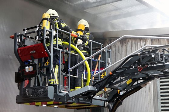 Brand wird unter Kontrolle gebracht (Foto: Marvin K&ouml;nig )