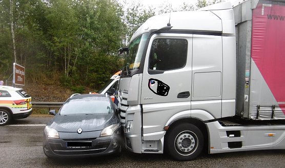 Ungewöhnlicher Unfall auf der A 71 (Foto: Autobahnpolizei) Ungewöhnlicher Unfall auf der A 71 (Foto: Autobahnpolizei)