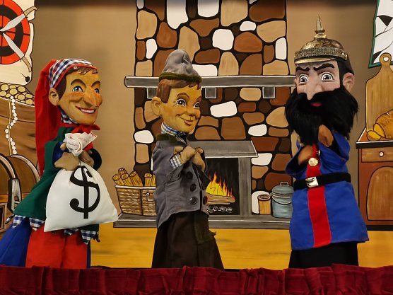  Bildbeschreibung: Der R&auml;uber Hotzenplotz in seiner H&ouml;hle mit Kasper, Seppel und dem L&ouml;segeld.  (Foto: A.Nolting)