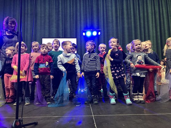 Mit einem eigens einstudierten Programm bringen sich auch die Kinderg&auml;rten wieder mit ins weihnachtliche Programm ein.  (Foto: Natalie H&uuml;nger)