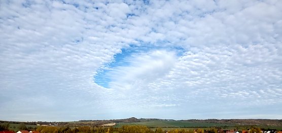 Eine Hole-Punch-Wolke &uuml;ber Nordhausen  (Foto: Ralf-Norbert Schmidt)