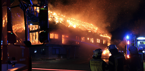 Pferdehof stand in Flammen (Foto: Feuerwehr Heiligenstadt) Pferdehof stand in Flammen (Foto: Feuerwehr Heiligenstadt)