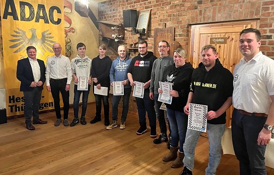 Mitgliedsurkunden f&uuml;r die neuen Mitglieder (Foto: Tino Grimm)