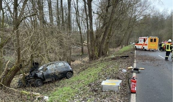 Unfall bei Hundeshagen (Foto: Landespolizeiinspektion Nordhausen) Unfall bei Hundeshagen (Foto: Landespolizeiinspektion Nordhausen)
