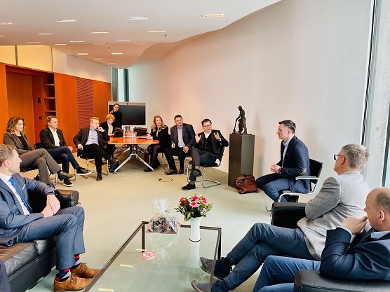 NUV-Delegation im Arbeitsgespr&auml;ch mit dem Ostbeauftragten Carsten Schneider, MdB (4. v.r.) (Foto: NUV)