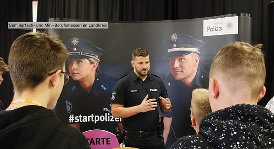 Im November vergangenen Jahres war die Polizei auch auf der kleinen Berufsmesse in der Regelschule Hainleite (Foto: agl)
