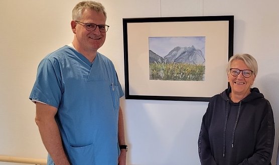 Maggi F&uuml;hr vor ihren Bildern (Foto: Eichsfeld Klinikum)