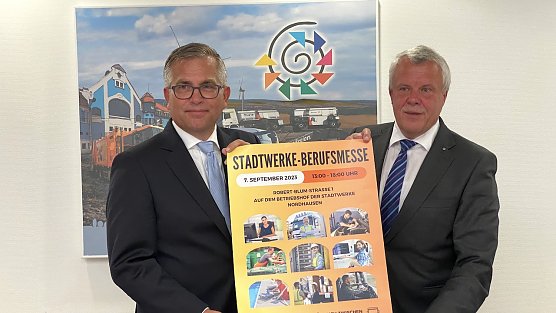 Carsten Froböse und Olaf Salomon mit dem Plakat für die Berufsmesse im Herbst (Foto: oas) Carsten Froböse und Olaf Salomon mit dem Plakat für die Berufsmesse im Herbst (Foto: oas)