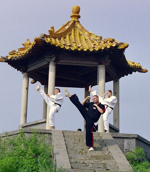 Hesse und Retzek vor einer Pagode in den Bergen von Shaolin (Foto: Kampfsportverein Leinefelde) Hesse und Retzek vor einer Pagode in den Bergen von Shaolin (Foto: Kampfsportverein Leinefelde)