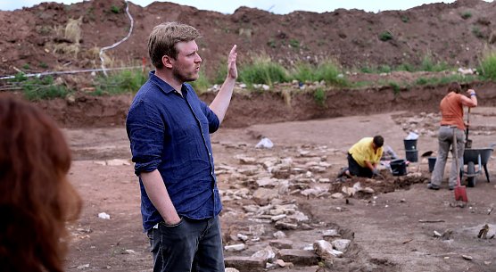 Dr. Robert Knechtel erl&auml;utert vor Ort die Bedeutung der neuen Ausgrabungserkenntnisse. (Foto: Ren&eacute; Wei&szlig;bach)