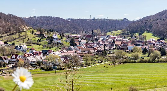 Ausblicke mit Wiedererkennungswert gibt es viele in der Region Eichsfeld: Hier z.B. der Blick auf die Ortschaft Lutter. (Foto: Michael Br&uuml;ckmann)