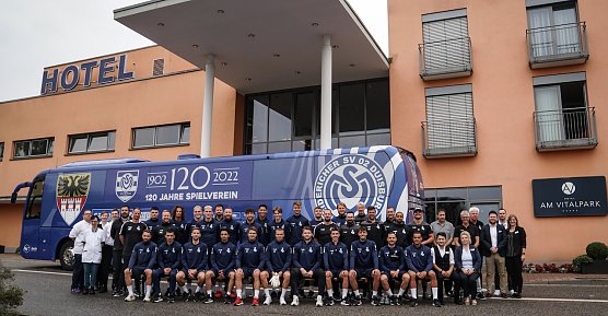 Die Mannschaft des MSV Duisburg vor dem Hotel (Foto: A. Heidenblut) Die Mannschaft des MSV Duisburg vor dem Hotel (Foto: A. Heidenblut)