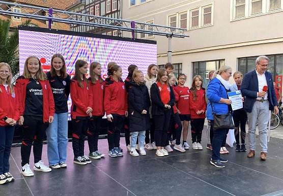 Innenminister Maier (rechts) überreicht einen Fördemittelbescheid an den THC-Nachwuchs (Foto: oas) Innenminister Maier (rechts) überreicht einen Fördemittelbescheid an den THC-Nachwuchs (Foto: oas)