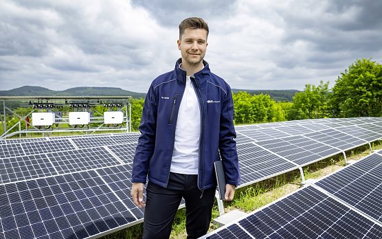 Ingenieur Maximilian Henkel beantwortet beim 2. Umwelttag in Gernrode Fragen zum Thema Photovoltaik (Foto: Bertram B&ouml;lkow)