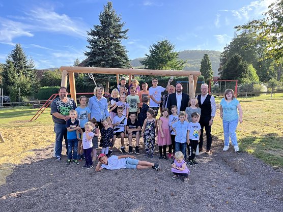 Für die Birkefelder Kinder gab es zur Kirmes eine schöne Überraschung (Foto: Elisabeth Häger) Für die Birkefelder Kinder gab es zur Kirmes eine schöne Überraschung (Foto: Elisabeth Häger)