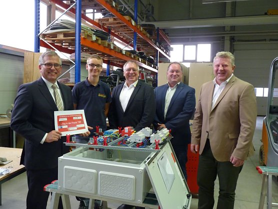 arsten Frob&ouml;se, Vorsitzender der Gesch&auml;ftsf&uuml;hrung der Agentur f&uuml;r Arbeit Th&uuml;ringen Nord, Elias Christian Goede, Auszubildender, Bernhard Knauft, Gesch&auml;ftsf&uuml;hrer der Knauft energy GmbH, Mario Jaritz, Arbeitgeberbetreuer der Agentur f&uuml;r Arbeit Th&uuml;ringen Nord, und Christian B&ouml;duel, Leiter der IHK-Regionalb&uuml;ros in Nordth&uuml;ringen (vlnr) sind &uuml;berzeugt vom Tag in der Praxis (Foto: Agentur f&uuml;r Arbeit)