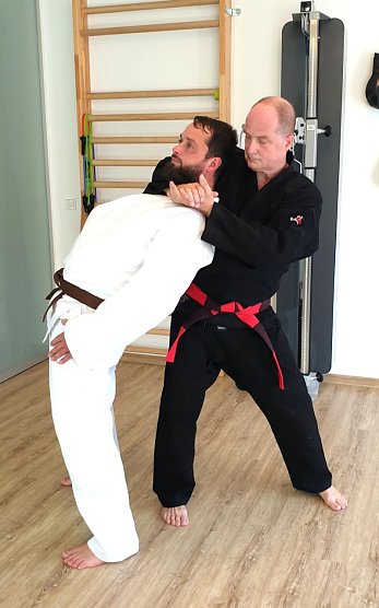 v. l.: Markus und Joachim Retzek / Technik: freie Würgetechnik von hinten (Foto: Joachim Retzek) v. l.: Markus und Joachim Retzek / Technik: freie Würgetechnik von hinten (Foto: Joachim Retzek)