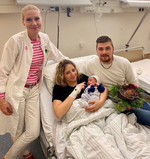 Chef&auml;rztin Gudrun K&ouml;nig mit Eltern Victoria und Maximilian und Baby Nelio (Foto: Claudia Reich, Eichsfeldklinikum)