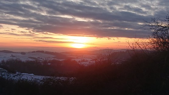 1. Sonnenuntergang - Ausblick von Osterode in Richtung Niedersachswerfen (Foto: Christoph Burkert) 1. Sonnenuntergang - Ausblick von Osterode in Richtung Niedersachswerfen (Foto: Christoph Burkert)