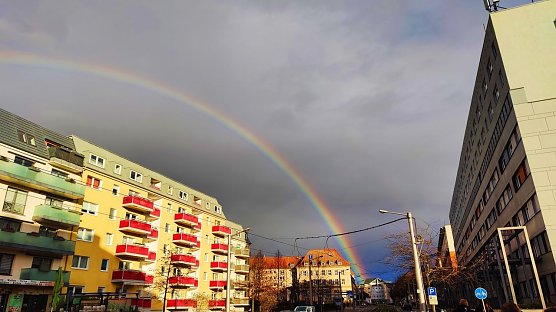 In Nordhausen konnte man sich bei wechselhaftem Wetter gestern kurz &uuml;ber diesen pr&auml;chtigen Regenbogen freuen (Foto: Peter Blei)