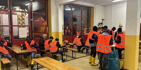 Stein des Anstosses war unter anderem dieses Foto: Zeigt es biertrinkende Fl&uuml;chtlinge, die sich die Stiefel nicht dreckig gemacht haben beim Arbeiten? (Foto: privat)