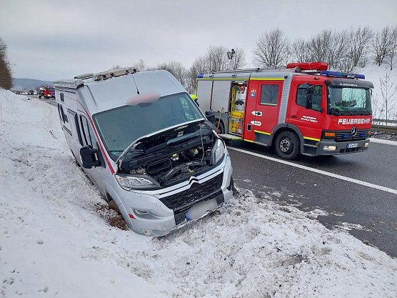 Alkoholfahrt endet im Stra&szlig;engraben (Foto: Feuerwehr Schachtelbich/Arenshausen)
