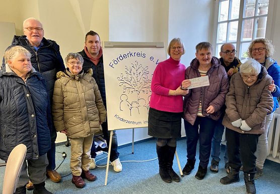 Die Senioren des Johannisstift &uuml;bergaben ihre Spende (Foto: Eichsfeld Klinikum )
