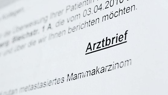 Arztbrief (Symbolbild) (Foto: Tobias Schwerdt, Krebsinformationsdienst, DKFZ)