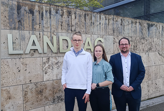 Die beiden Eichsfelder Antonia Stitz und Niklas-Finn Beck zu Gast beim Abgeordneten Thad&auml;us K&ouml;nig (Foto: Bernhard Schauer)