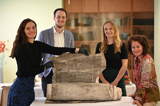 Die Provenienzforschung am Thora-Fragment, v.l.n.r. Katharina Taxis (wissenschaftliche Mitarbeiterin der Koordinierungsstelle Provenienzforschung), Dr. Gideon Haut (Direktor der st&auml;dtischen Museen Heilbad Heiligenstadt), Sabine Breer (Koordinatorin der Koordinierungsstelle Provenienzforschung) und Dr. Mai Lin Tjoa-Bonatz (Provenienzforscherin f&uuml;r den Museumsverband) (Foto: Museumsverband Th&uuml;ringen)