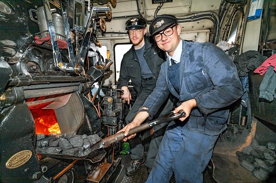 Ein Heizer aus Wales befeuert die Brockenlok (Foto: D.Bahnsen)