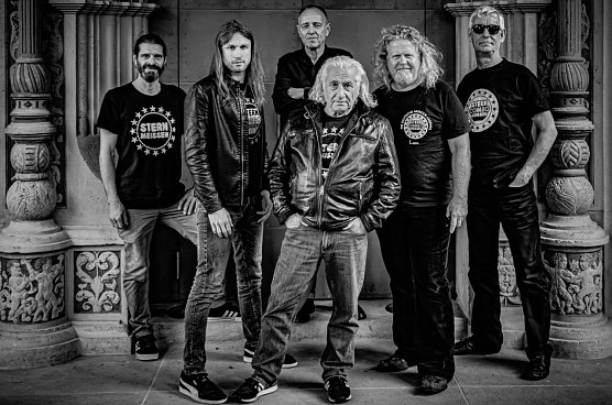 Die aktuelle Band, vorn in der Mitte das Gr&uuml;ndungsmitglied Martin Schreier (Foto: Agentur)