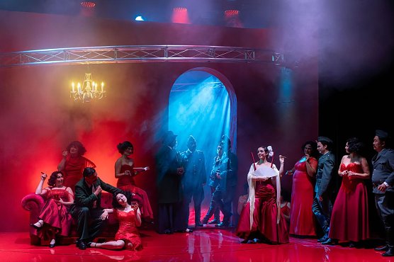 Carmen in der Inszenierung von Benjamin Prins (Foto: Tim M&uuml;ller)