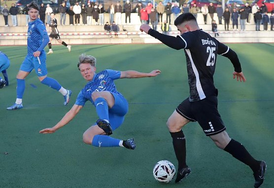 Harter Kampf auf eisigem Gel&auml;uf: Wacker holt einen Punkt in Dingelst&auml;dt gegen den 1. FC Eichsfeld (Foto: FSV Wacker)