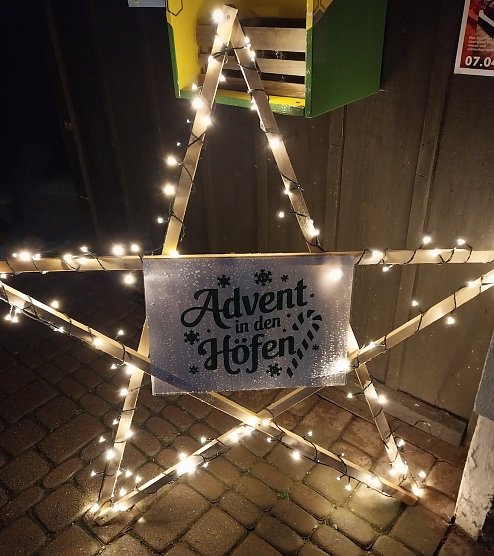 Advent auf den H&ouml;fen in Neustadt/Harz - Leuchtender Stern (Foto: Peter Sieckel)