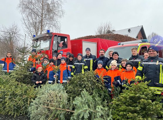 Weihnachtsbaumaktion im letzten Jahr (Foto: Feuerwehr Heiligenstadt, Maximilian Dölle ) Weihnachtsbaumaktion im letzten Jahr (Foto: Feuerwehr Heiligenstadt, Maximilian Dölle )