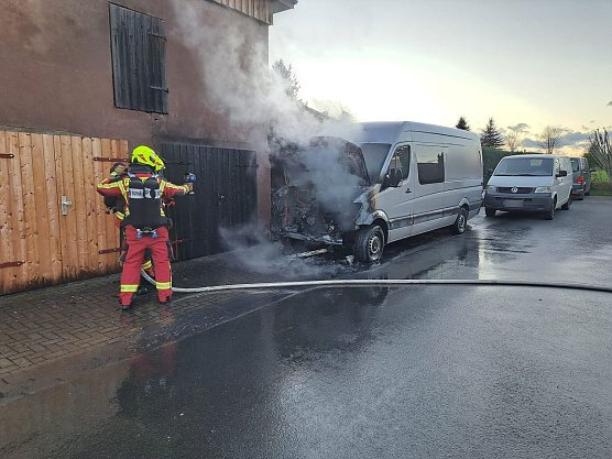 Brennender Transporter in Breitenworbis (Foto: Feuerwehr Breitenworbis/Silvio Dietzel)