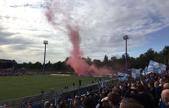 Fans brennen Bengalos im Leipziger Bruno-Plache-Stadion ab (Foto: oas) Fans brennen Bengalos im Leipziger Bruno-Plache-Stadion ab (Foto: oas)