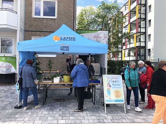 Pflanzentauschbasar vor dem Stadtteilbüro (Foto: Stadtteilbüro Leinefelde Südstadt) Pflanzentauschbasar vor dem Stadtteilbüro (Foto: Stadtteilbüro Leinefelde Südstadt)